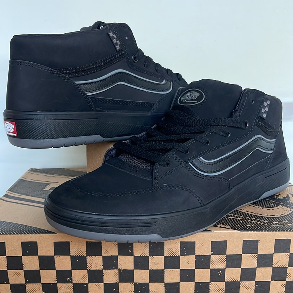 Vans WMNS Zahba Mid
Black/Pewter
VN000CBSHR0
Sneakers